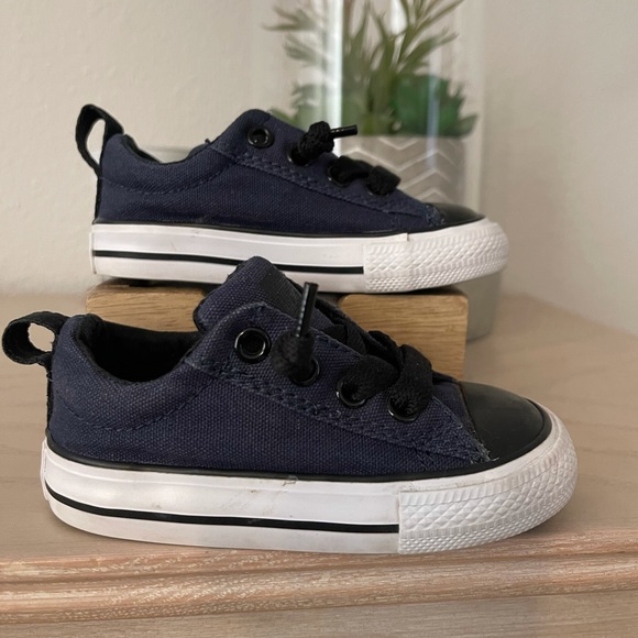 Size 5 navy blue slip on converse - Picture 2 of 7